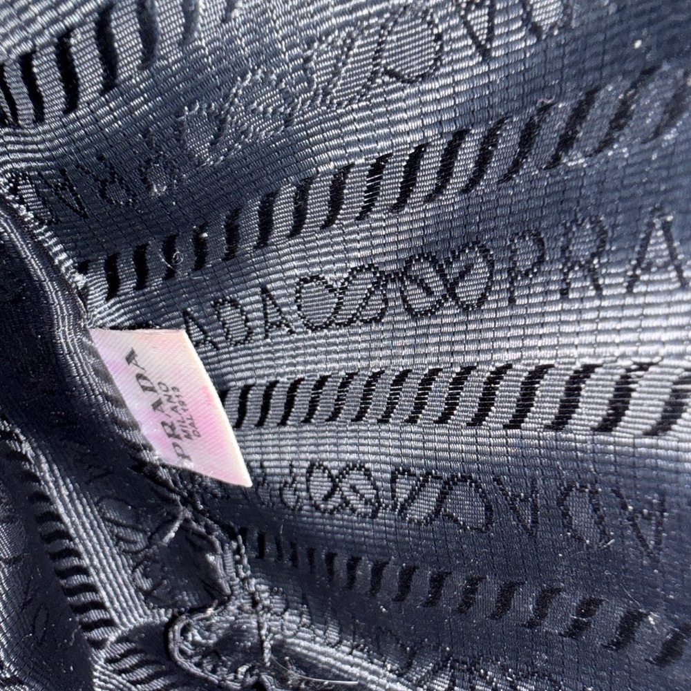 Prada Elegant Black Leather Bag - Picture 5 of 6